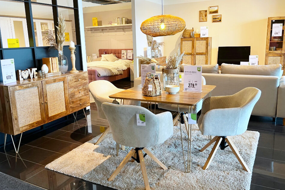 porta Aachen senkt am Freitag (1.3.) massiv die Preise auf Esszimmer-Möbel, wie Tische und Stühle.