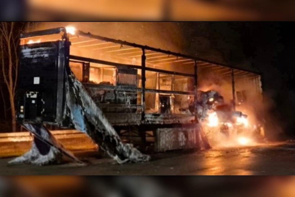 Auf der A2 brannte ein Lkw vollständig aus.