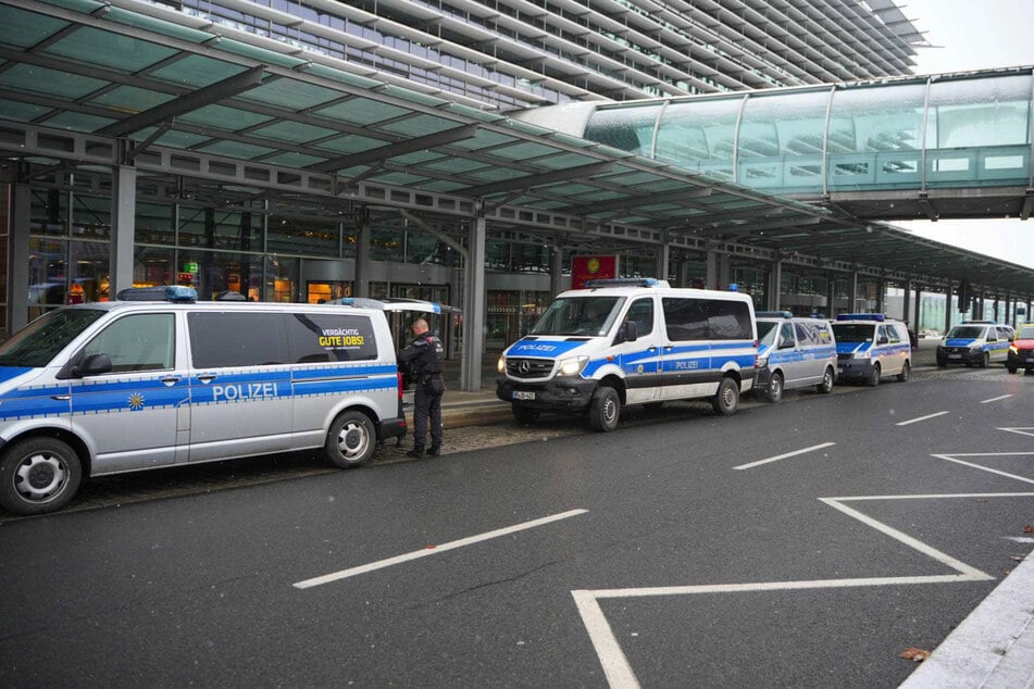 Mehrere Einsatzwagen eilten am Samstag zum Dresdner Flughafen.