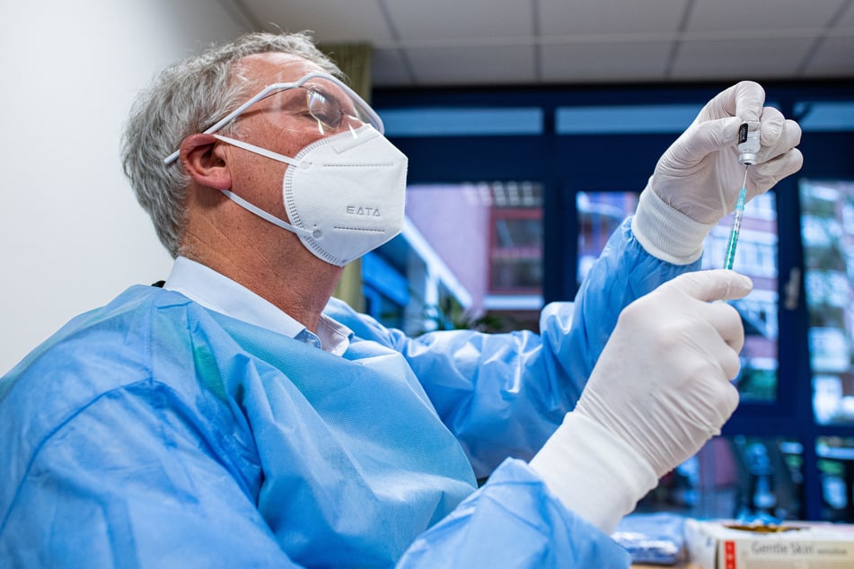 Ab Montag wird auch das Krankenhauspersonal in NRW gegen Corona geimpft.(Symbolbild)