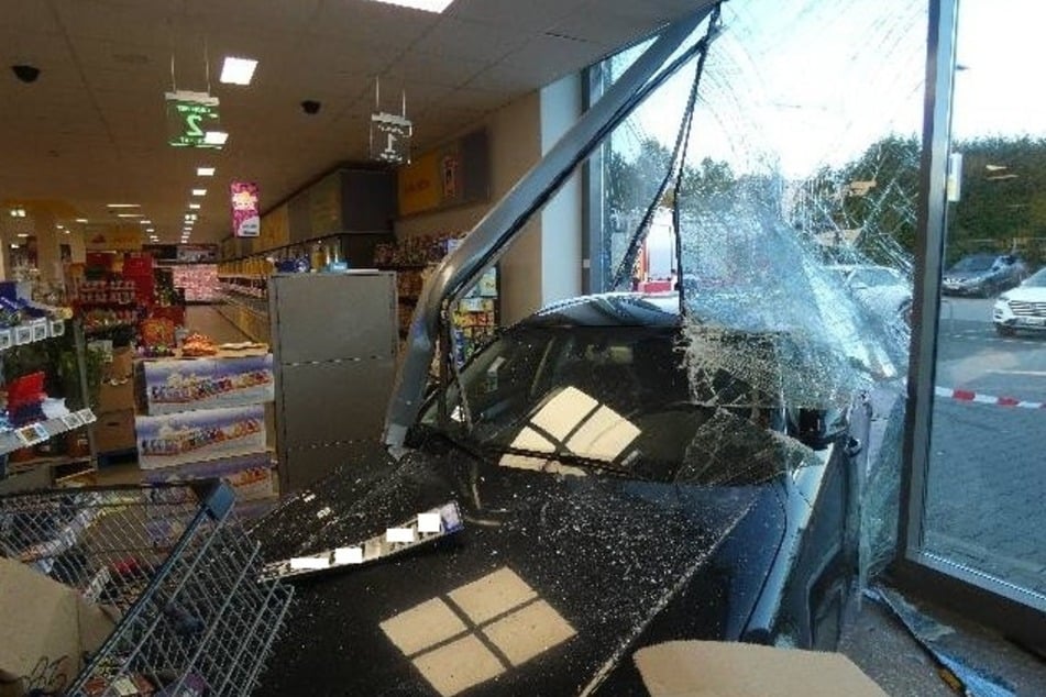 Die Frau krachte mit ihrem Audi in den Kassenbereich.