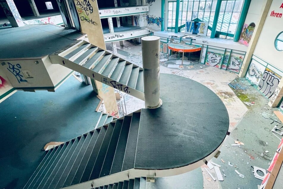 Schwer vorstellbar, dass hier einst Möbel verkauft wurden. So sieht es im Inneren der einstigen Möbelwelt aus. (Archivbild)