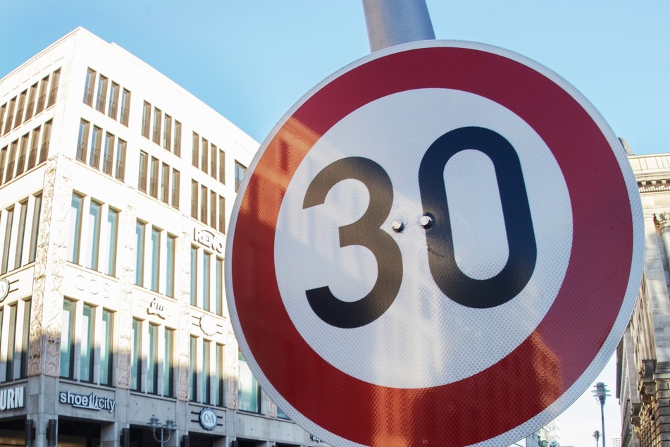 Dazu gehöre, Geschwindigkeitsbeschränkungen auf Tempo 30 auf Hauptstraßen. (Symbolbild)