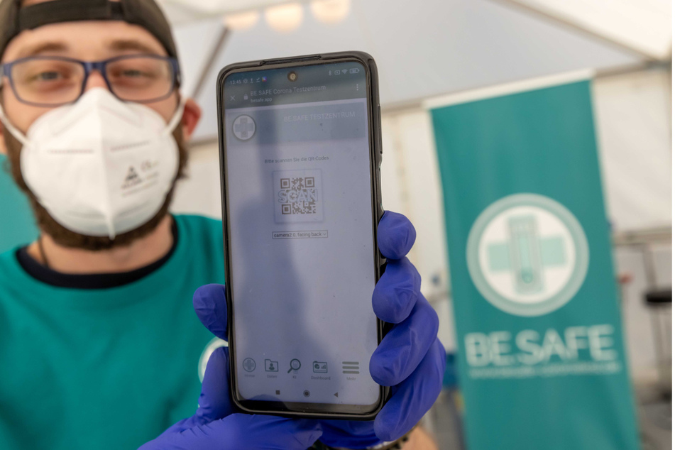 An der "BE.SAFE"-Teststation im Chemnitz Center kann künftig auch per App gezahlt werden, wie Tester Karol Skalski (28) zeigt.