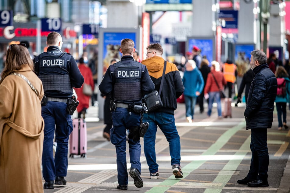 Polizisten gehen durch den Stuttgarter Hauptbahnhof. (Archivfoto)