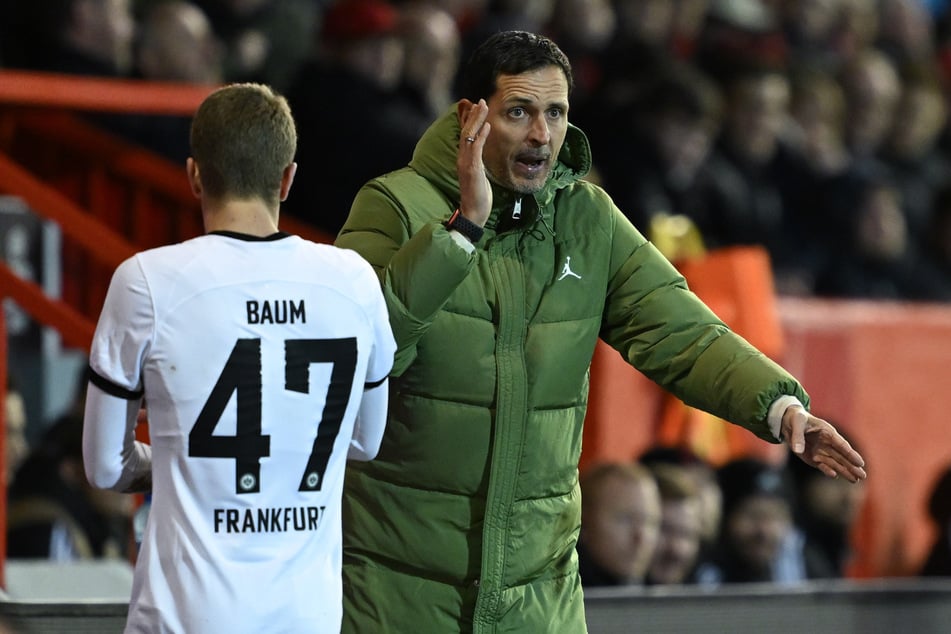 Zwischen Chefcoach Dino Toppmöller (44, r.) und Elias Baum scheint die Chemie noch nicht so recht zu passen.