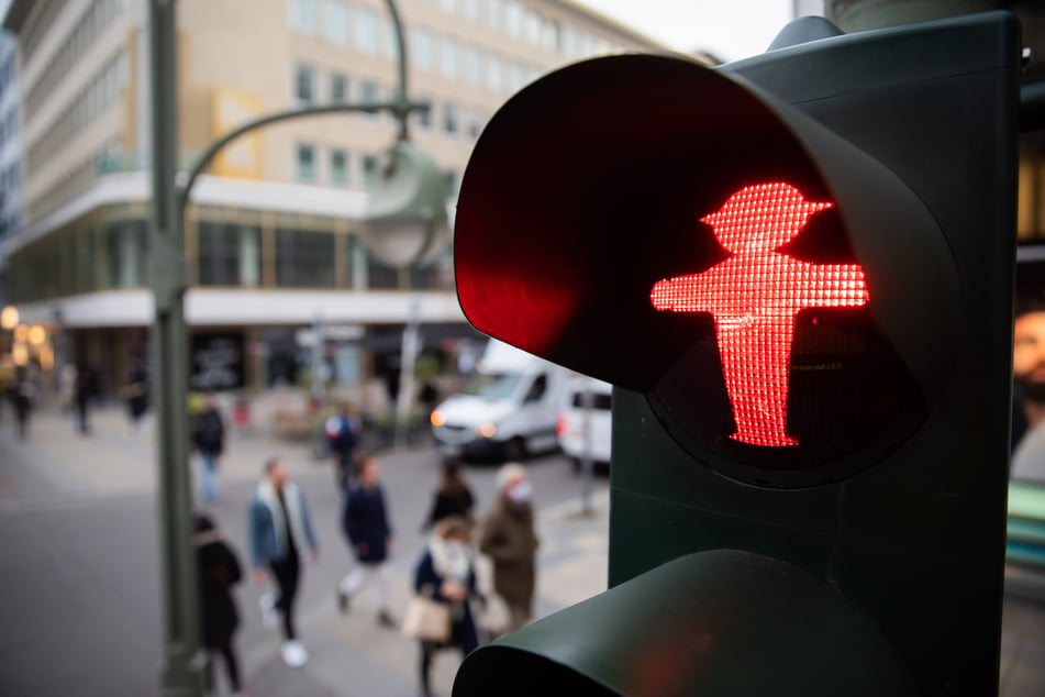 Trotz roter Ampel soll ein Fußgänger am Dienstag in Halle über die Straße gegangen sein - es kam zum Unfall. (Symbolbild)