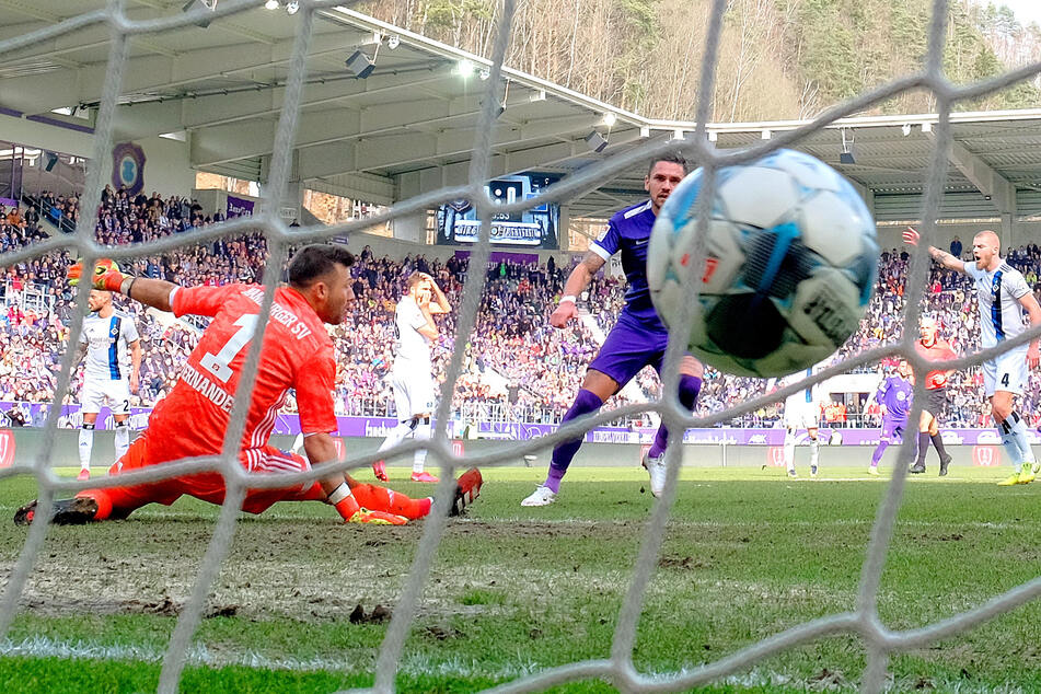 Pascal Testroet überwindet den Hamburger Schlussmann Daniel Heuer. Der Ex-Dynamo erzielte in der abgelaufenen Saison sieben Tore für die Veilchen.