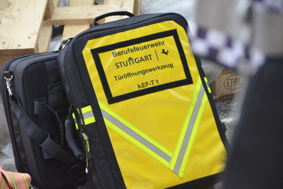 Die Feuerwehr Stuttgart nutzte Türöffnungswerkzeug, um in das Gebäude einzudringen.