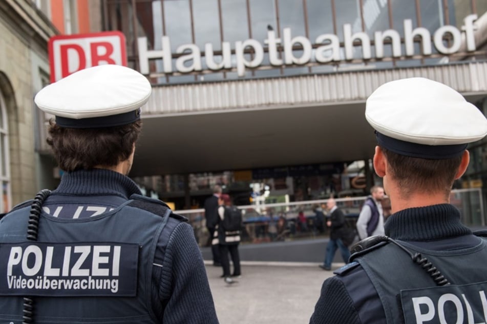 Am Hauptbahnhof mussten Polizisten streitende Fußballfans trennen. (Symbolbild)