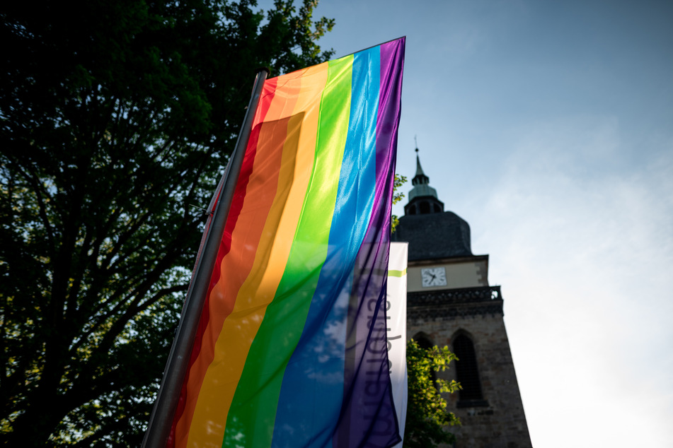 Die Regenbogenfahne gilt als Symbol für die Vielfalt der Lebensweise von Mitgliedern der LGBTQ+-Bewegung.