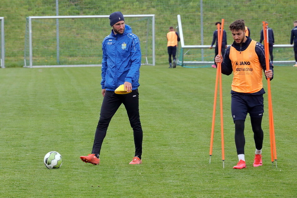 Der ehemalige Abwehrrecke und sein Nachfolger: Niklas Hoheneder (34, l.) beim Training mit Aschti Osso (19).