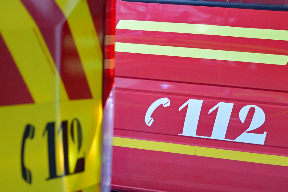 Einfamilienhaus von Feuer zerstört, Löscharbeiten schwierig: Bewohner wird noch immer vermisst