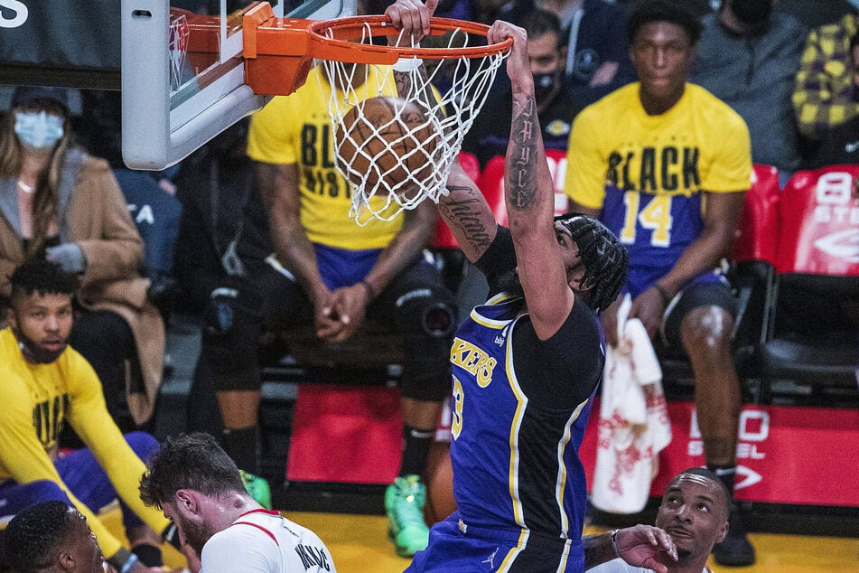 Anthony Davis goes in for a dunk in the Lakers' win over the Trail Blazers.