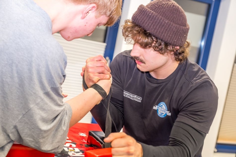 Im Gegensatz zum klassischen Armdrücken ist beim Armwrestling deutlich mehr Technik gefragt. Statt zu drücken, zieht man vielmehr, wie TAG24 erfuhr. Das Ganze findet weltweit sogar auf Wettkampfniveau statt!