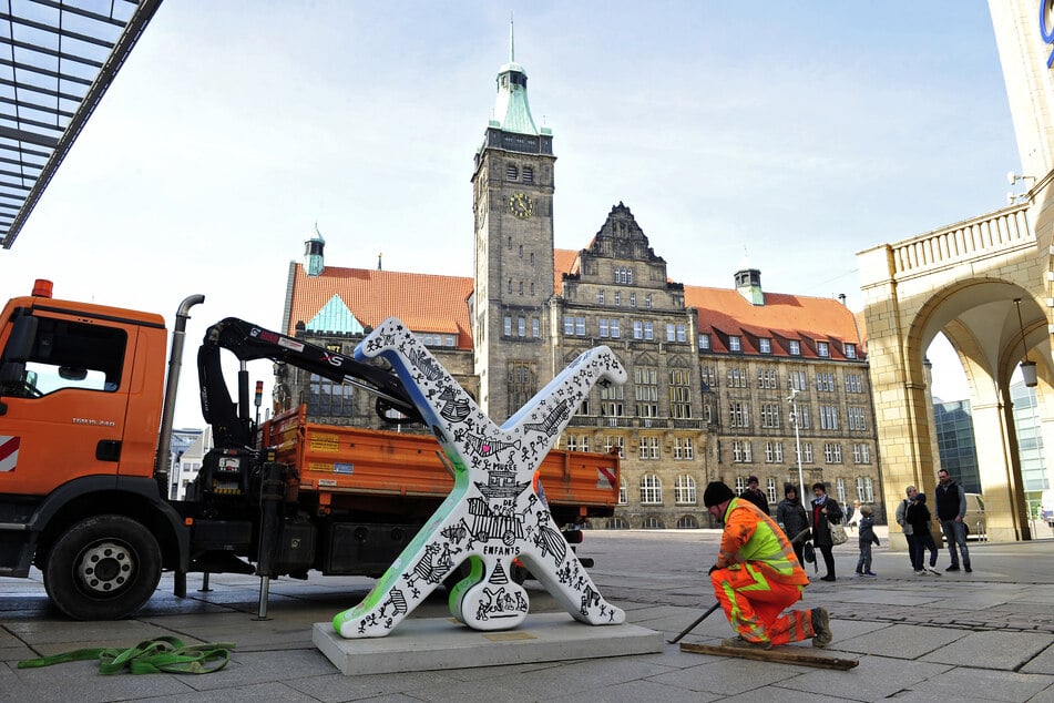 Mitarbeiter der Stadt haben am Montag die Figur wieder auf dem Neumarkt aufgestellt.