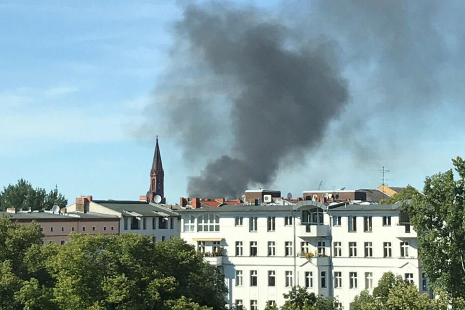 Eine Rauchwolke ist über dem Bezirk Berlin-Kreuzberg zu sehen.