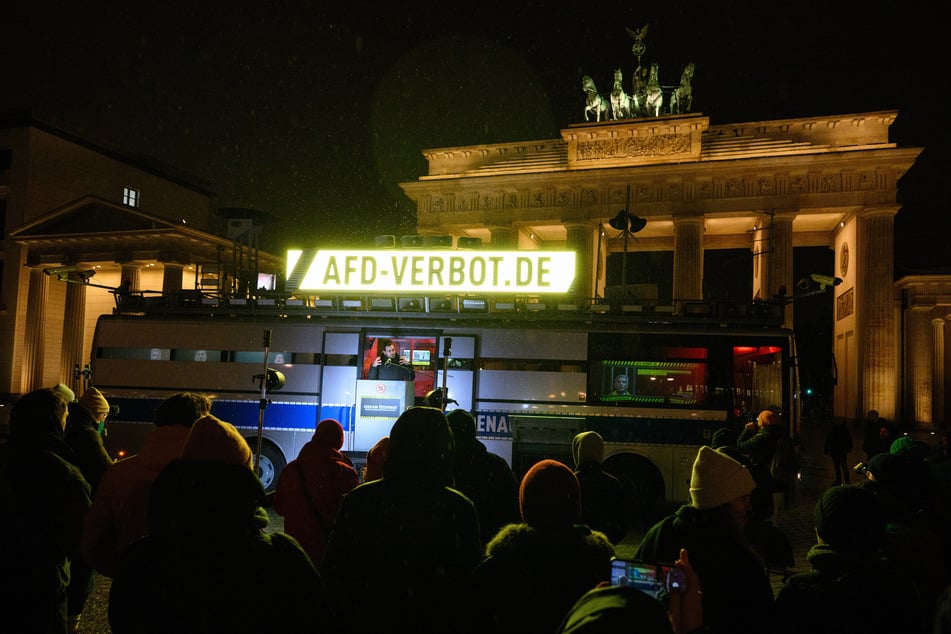 Der Stör-Bus tritt bei Protestaktionen auf und fordert ein AfD-Verbot.