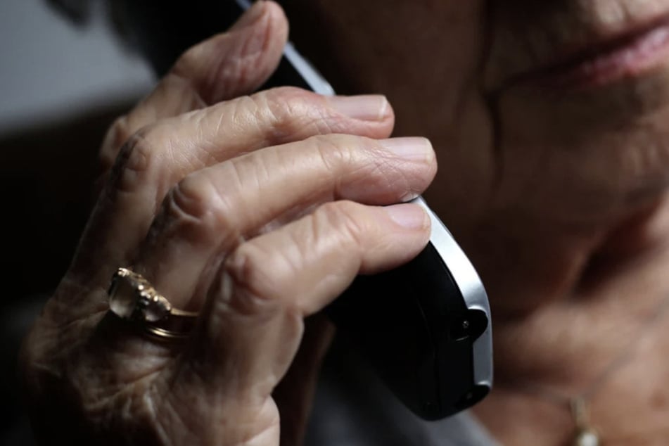 Sohn hat Krebs? Seniorin mit ganz fieser Betrugsmasche brutal ausgenommen