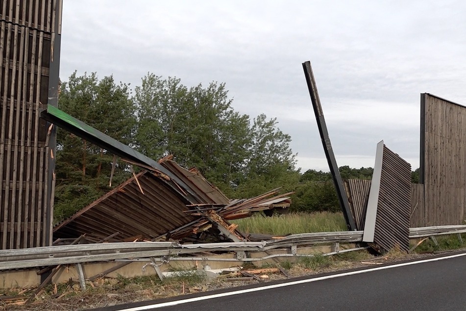 Aus bisher ungeklärter Ursache krachte der Lkw gegen die Lärmschutzwand am Fahrbahnrand.