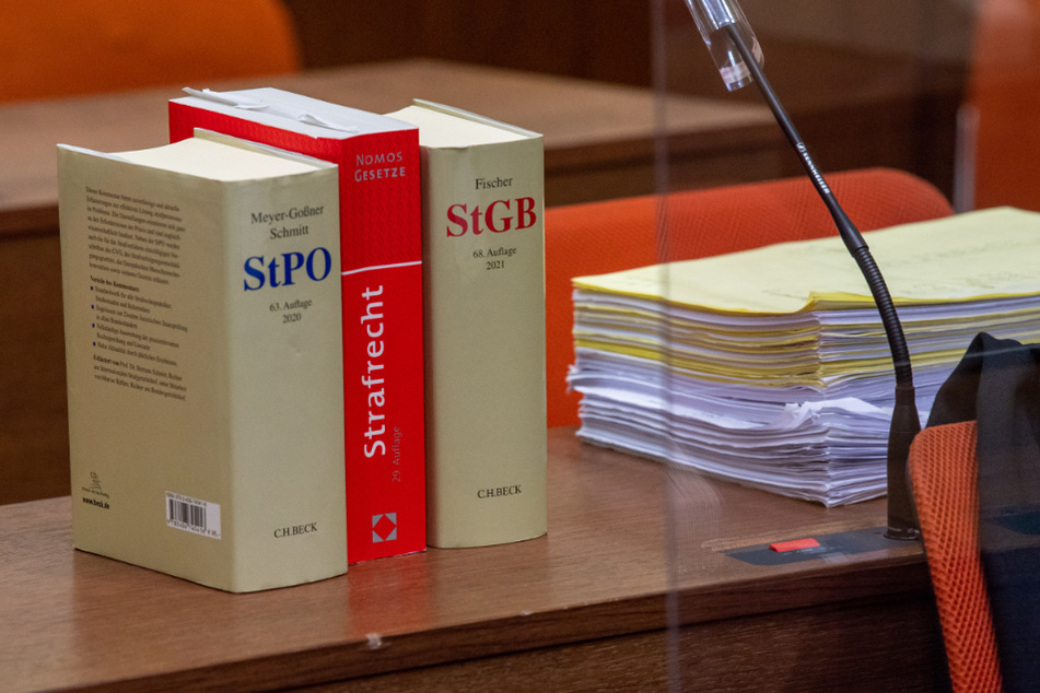 Die Strafprozessordnung (StPO), das Strafrecht und das Strafgesetzbuch (StGB) stehen, beim Prozess gegen den Angeklagten Mark S. auf einem Tisch.