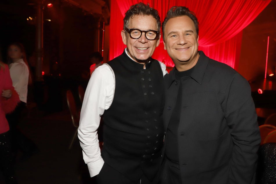 Star-Designer Guido Maria Kretschmer (61, r.) und sein Ehemann Frank Mutters (71) haben jeden Abend das gleiche Ritual.