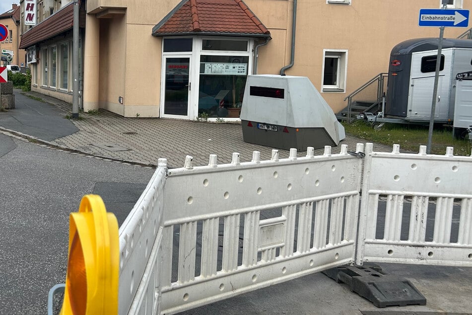 Superblitzer wartet an Einbahnstraße auf Tempo-Verstöße