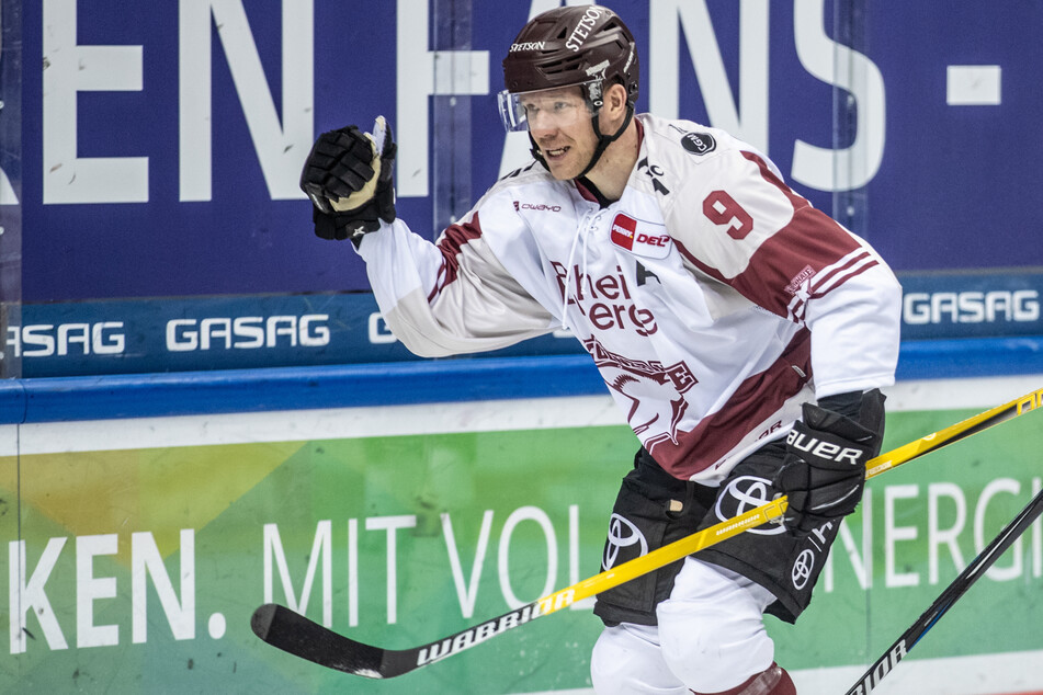 Vom Helden zum Buhmann. Trotz seines Treffers zum zwischenzeitlichen 2:0 für den KEC, leitete Stürmer Marcel "Malla" Müller (32) mit einer unnötigen Strafe die Niederlage ein. (Achivfoto)