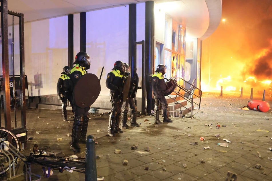 Sechs Polizisten wurden bei den Ausschreitungen in Den Haag verletzt.