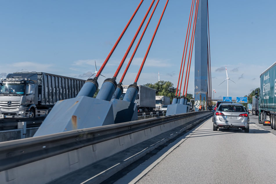 Autos fahren über die Norderelbbrücke der Autobahn 1 in Hamburg.