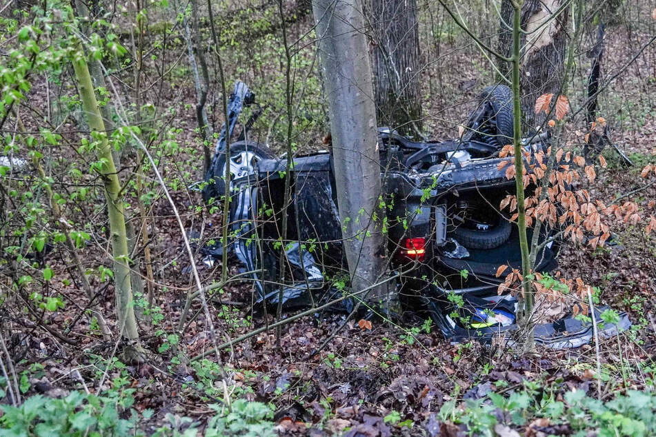 Heftiger Unfall im Kreis Böblingen: Auto muss mit Kran geborgen werden