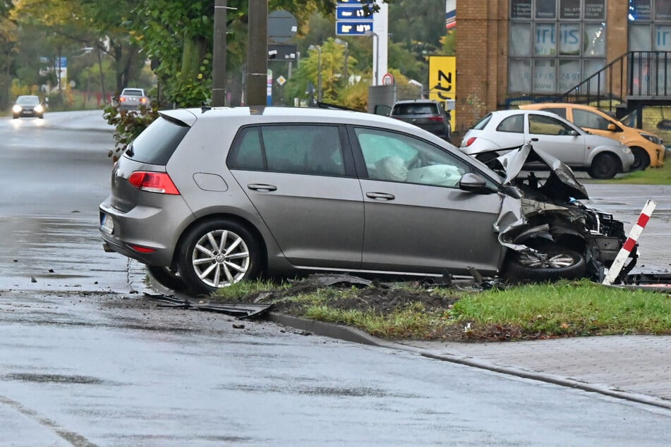 Crash am frühen Morgen: VW schlittert in Zaun, eine Person verletzt