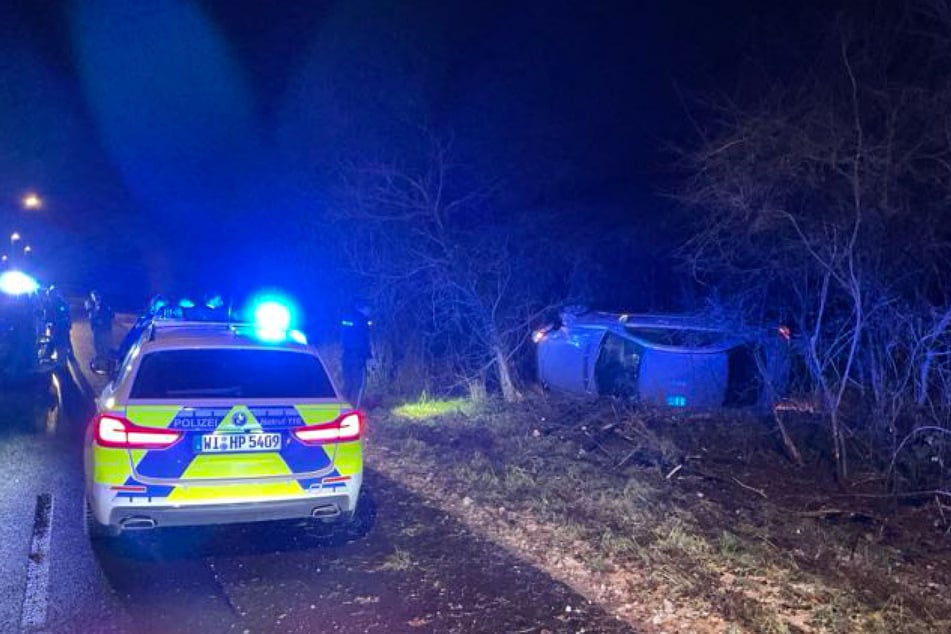 Im unterfränkischen Karlstein landete der 31 Jahre alte Mann mit seinem Fahrzeug schließlich im Straßengraben.