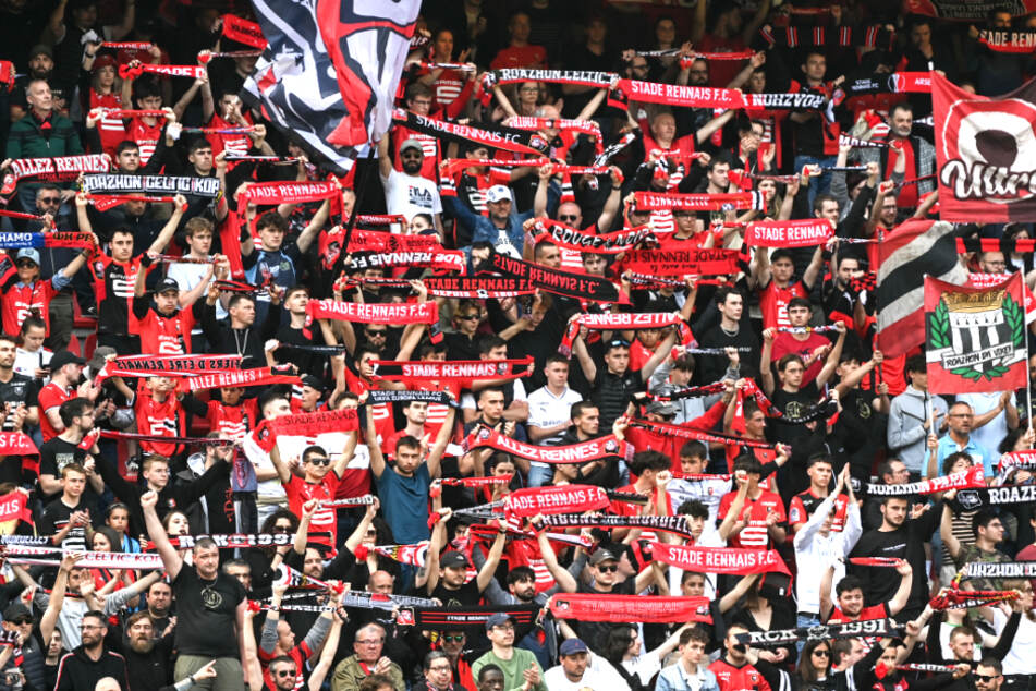 Die Fans von Stade Rennes kleiden sich gern in den rot-schwarzen Vereinsfarben, was vor dem EL-Kracher gegen die AC Mailand zum Problem werden könnte.