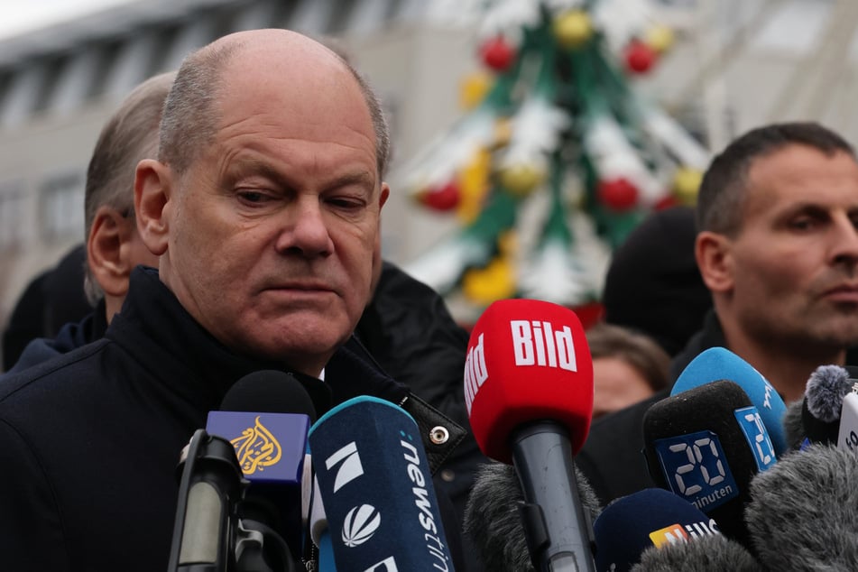 Kanzler Olaf Scholz (66, SPD) bei der Pressekonferenz auf dem Weihnachtsmarkt in Magdeburg.