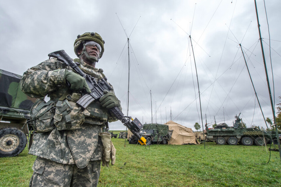 Ein US-Soldat steht in Kleinfalz nahe dem Truppenübungsplatz Grafenwöhr vor einem mobilen taktischen Lagezentrum der US-Armee.