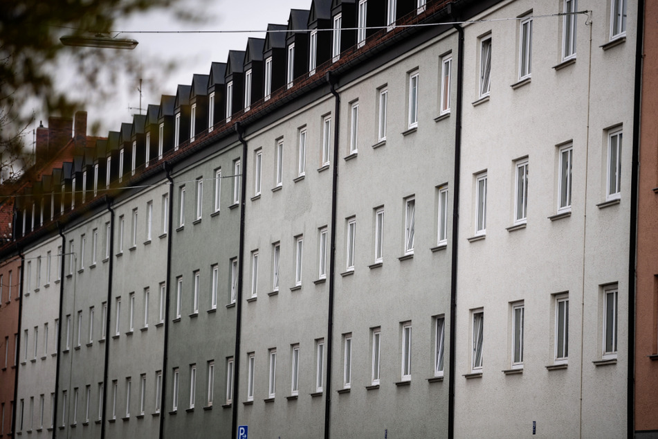 Eine Fassade von Mehrfamilienhäusern im Münchner Stadtteil Schwabing. Auch in der teuersten Stadt Deutschlands sinken die Preise für Immobilien.