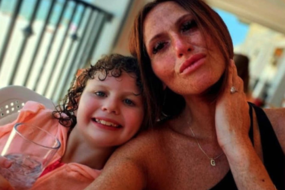 Genevieve Gallagher (49) war mit ihrer Tochter Mila (7) schwimmen, als sie mit dem Bakterium in Kontakt kam.