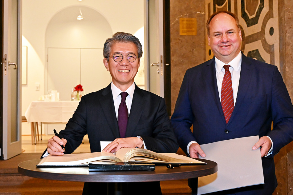 OB Hilbert (51, r.) und Südkorea-Botschafter Hong Kyun Kim (61) am Goldenen Buch im Rathaus.