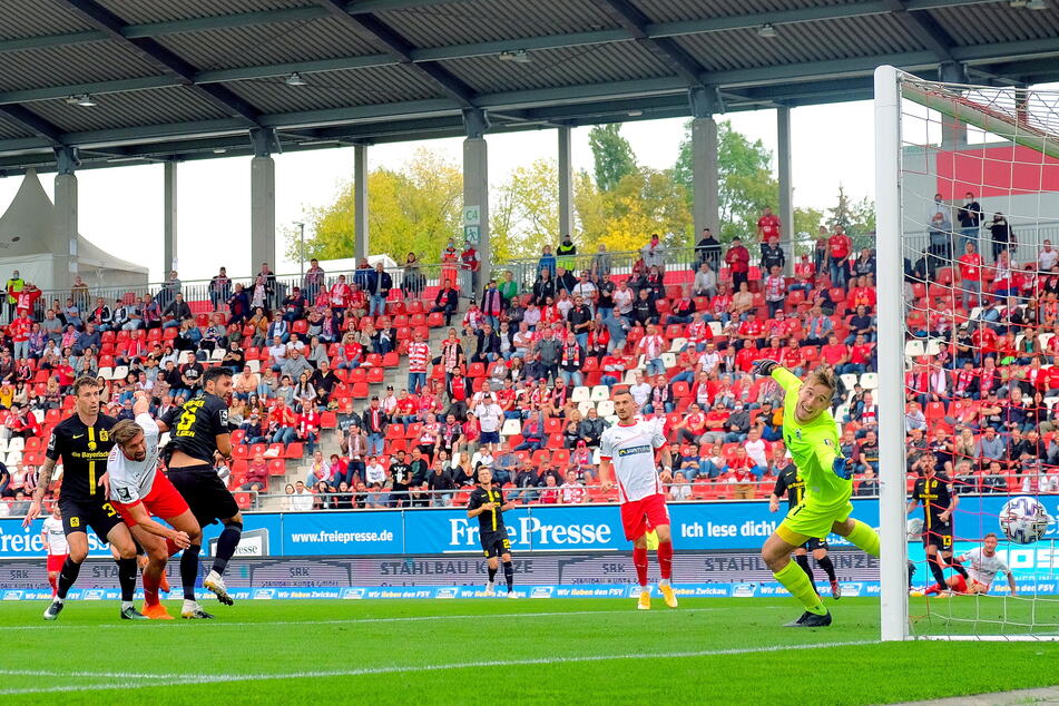 Er trifft und trifft und trifft! Hier erzielt Ronny König (2.v.l.) bei der 1:2-Niederlage des FSV Zwickau gegen den TSV 1860 München im vergangenen Oktober den zwischenzeitlichen Ausgleich zum 1:1.