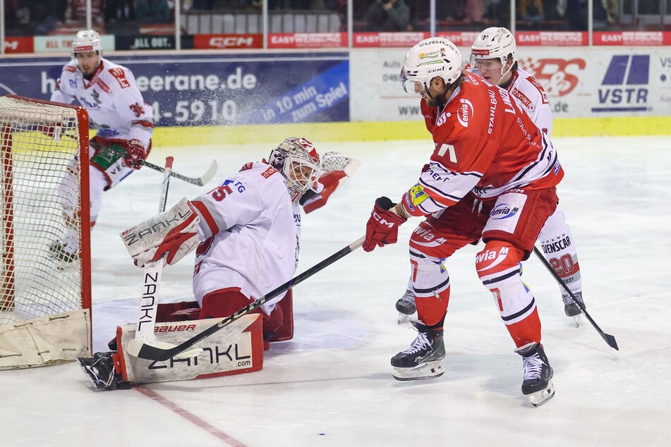 Zwei Jahre lang trug Tobias Lindberg (30, r.) das Eispiraten-Jersey. Seit dieser Saison geht der Schwede für den EVL auf Puckjagd - und das äußerst erfolgreich.