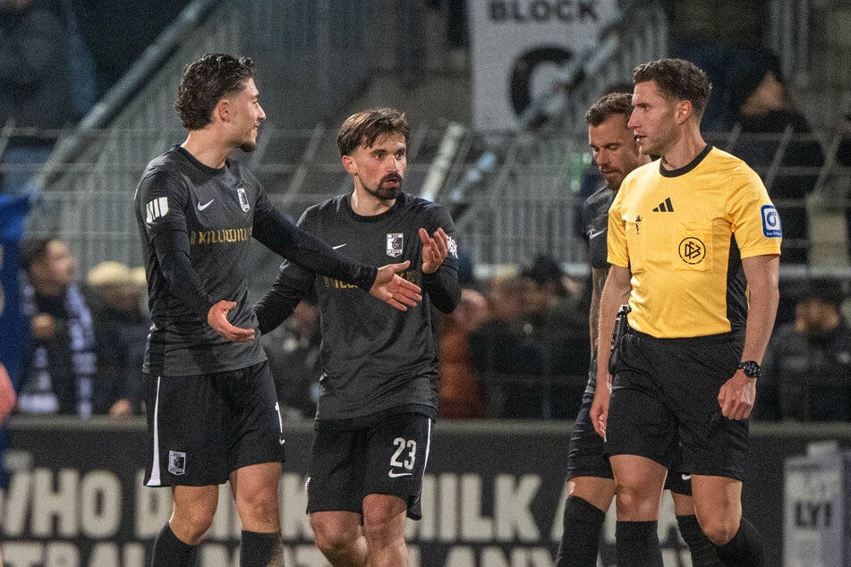 Gebrauchter Abend für Valon Aliji (l.), Nils Lihsek (2.v.l.) und die gesamte BSG.