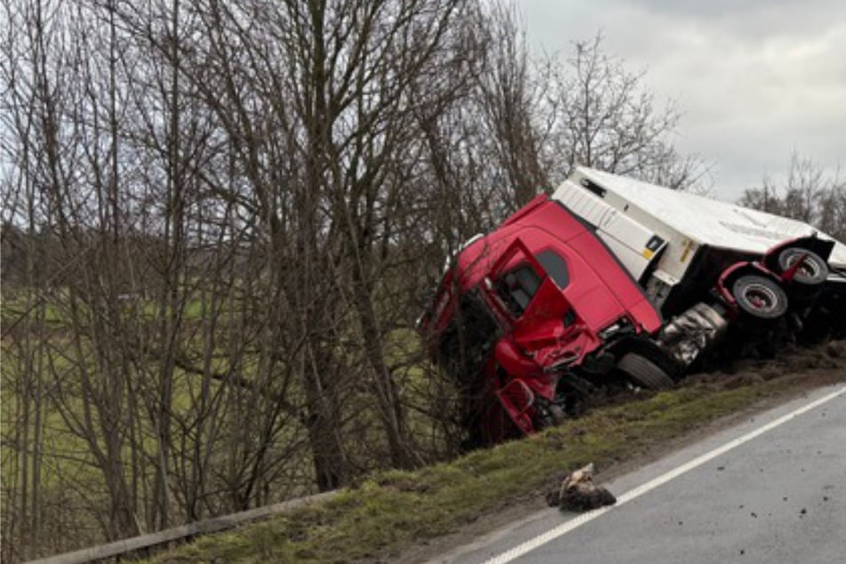 Schwerer Unfall auf B72: 19-Jähriger lebensgefährlich verletzt