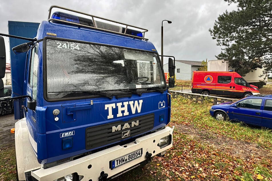Auch THW und selbst der Katastrophenschutz packen bei den Aufräumarbeiten mit an.