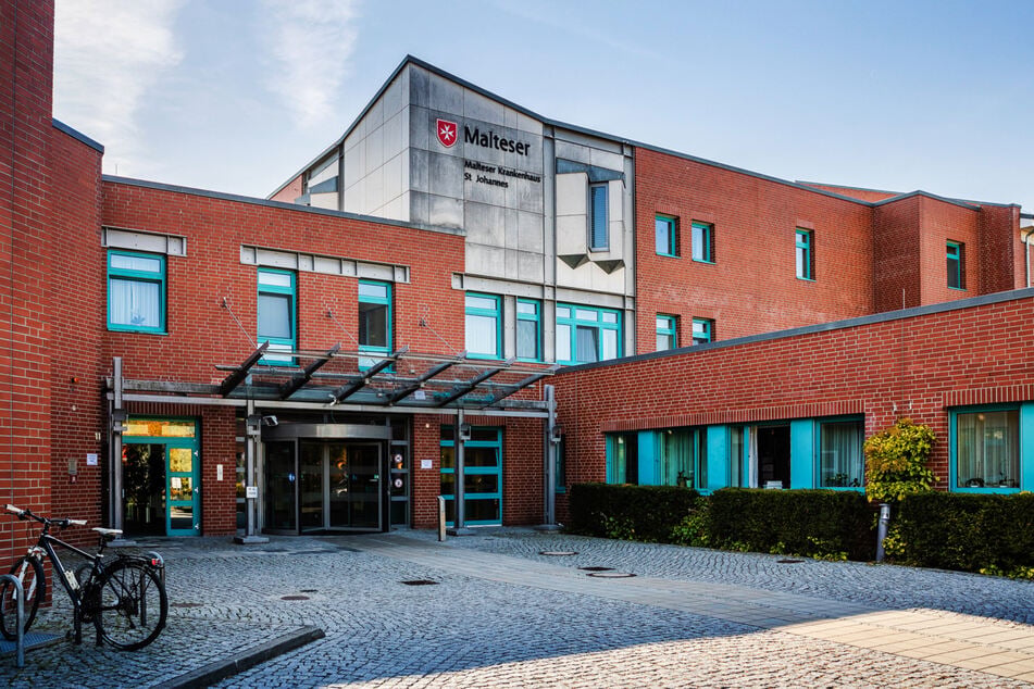 Noch 2018 freuten sich werdende Eltern über den "Storchenparkplatz" am St. Johannes-Krankenhaus. Nun wird die Geburtsklinik Ende des Monats geschlossen.