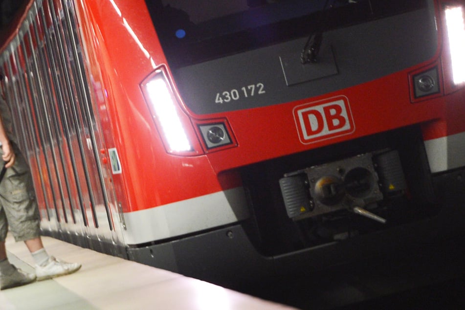 In Frankfurt ist ein 18 Jahre alter Jugendlicher in das Gleisbett gestoßen worden, während gerade eine S-Bahn einfuhr. (Symbolbild)