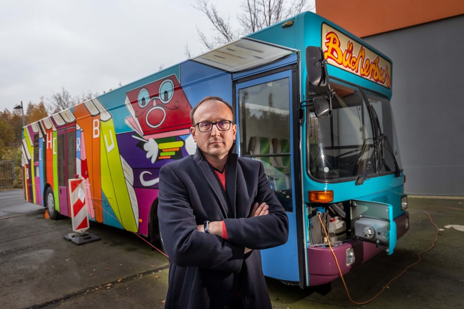 Der Bücherbus wartet hinterm Vita-Center auf die Verschrottung. Jörg Vieweg (49, SPD) fordert Ersatz.