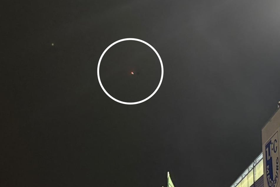 Der Hubschrauber der Polizei (weißer Kreis) fliegt über dem Stadion.