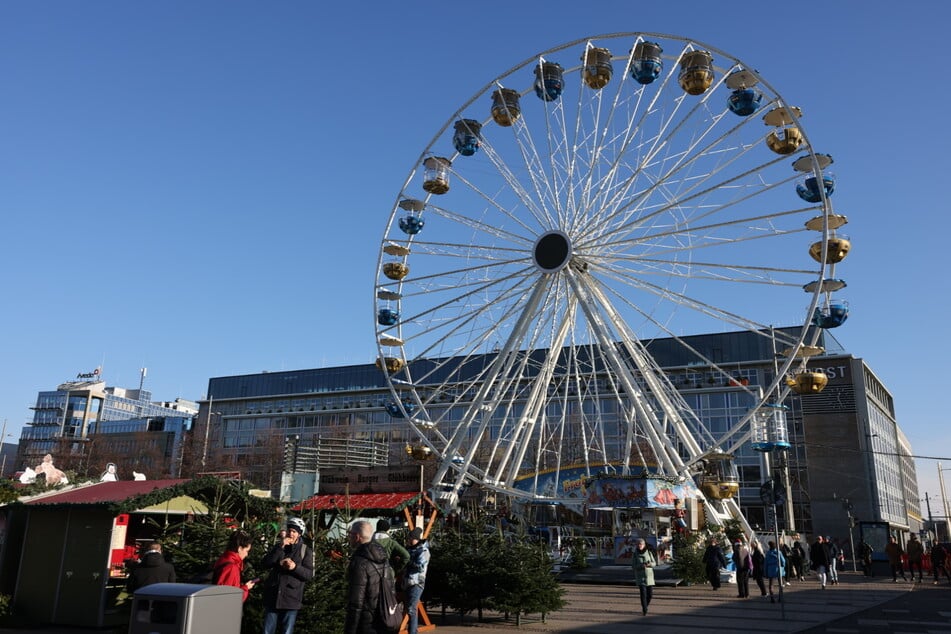 Das Riesenrad wird jedes Jahr zum Hingucker auf dem Augustusplatz.