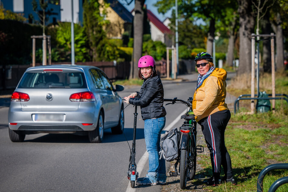 Enya (14) und ihre Mutter Kathrin Schulze (49) würden lieber einen richtigen Radweg nutzen.